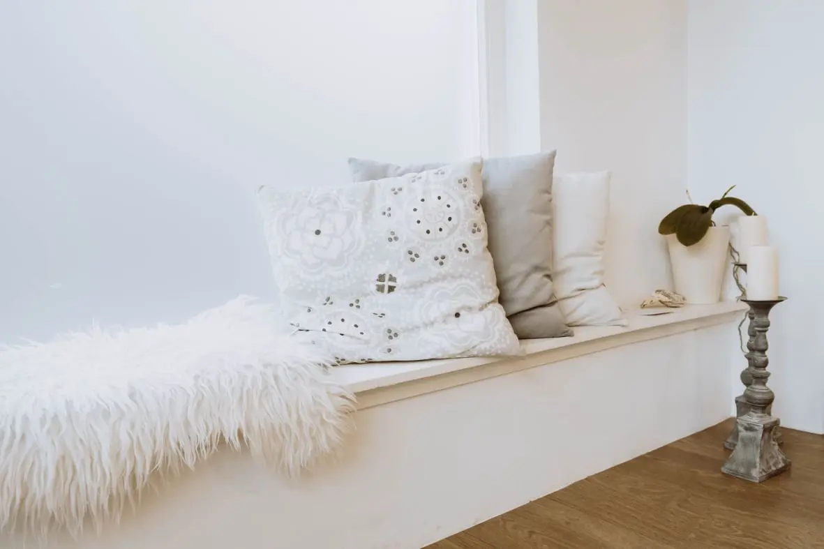 Kussens en een schapenvel. Groepsruimte Het MassagePunt. Kijk verder op de website voor de huurvoorwaarden?