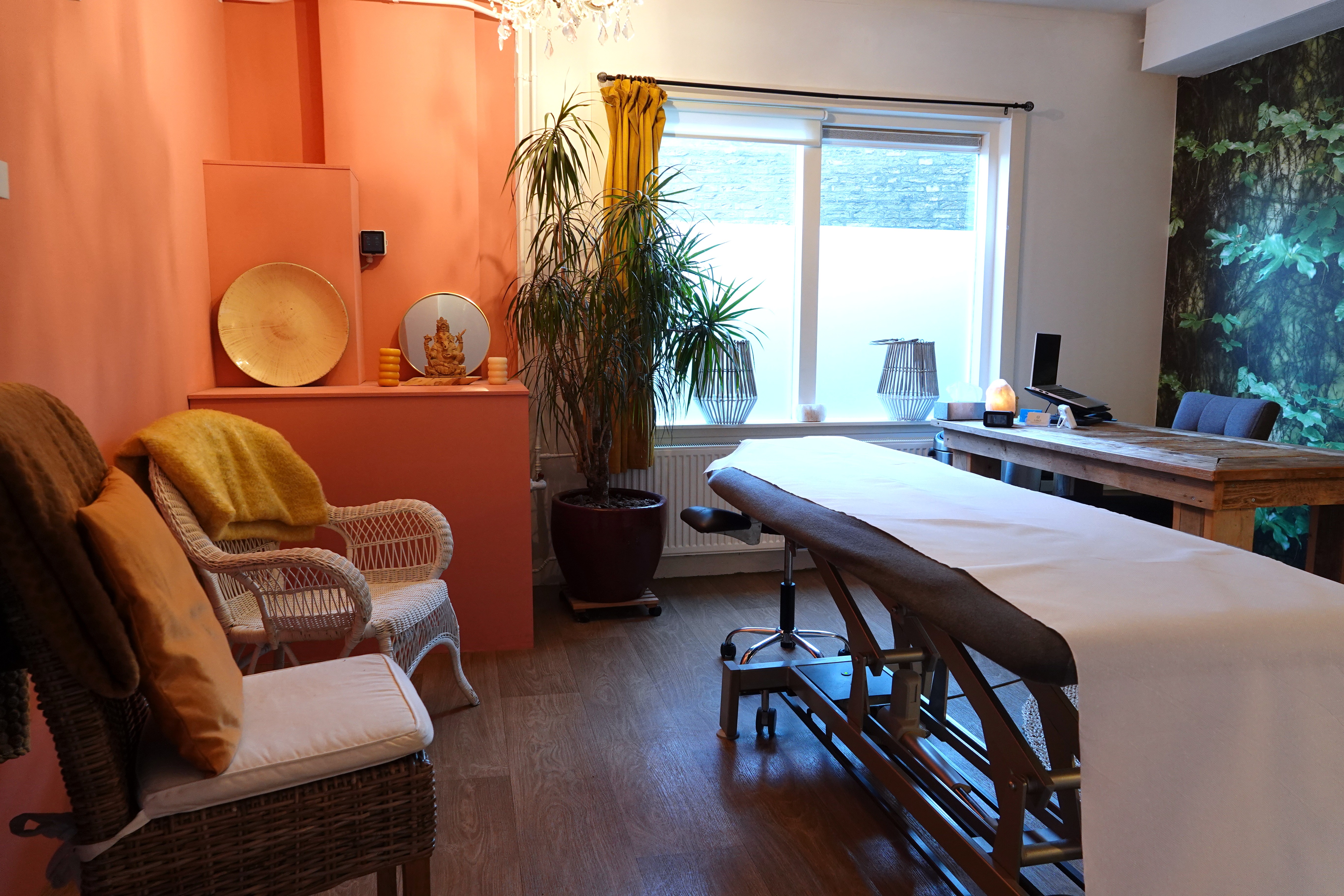 Kussens en een schapenvel. Groepsruimte Het MassagePunt. Kijk verder op de website voor de huurvoorwaarden?