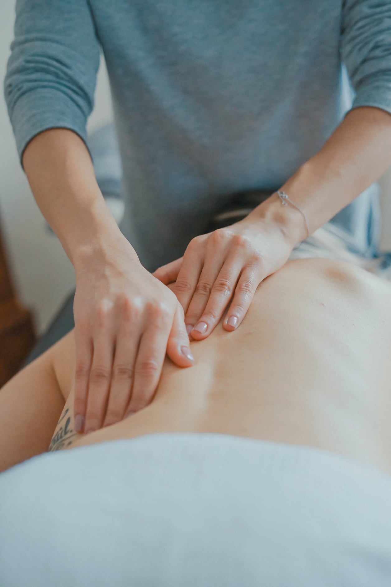 Een liggende client die gemasseerd wordt. Boek vandaag nog een behandeling bij Het MassagePunt in Castricum.